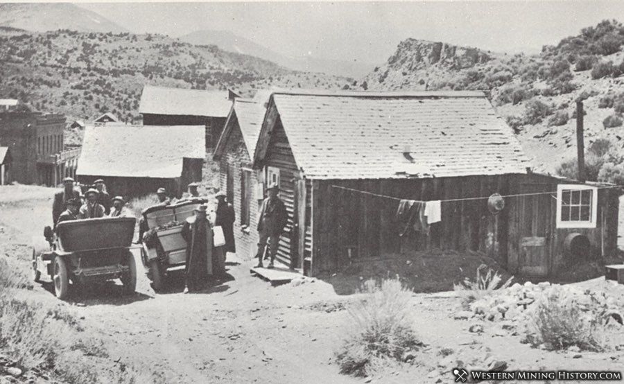 Tourists visit the Mark Twain cabin 1920s