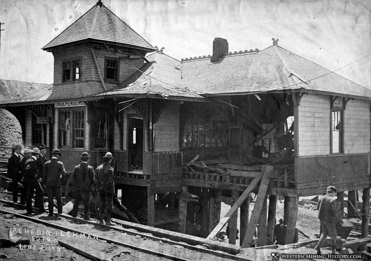 Wreckage of the Independence railroad depot 1904