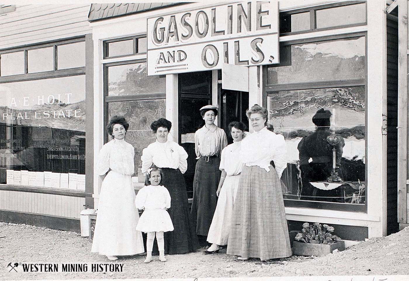 Group of Women at Rhyolite, Nevada 1908