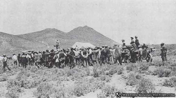 A crowd assembles to buy lots at Ellendale