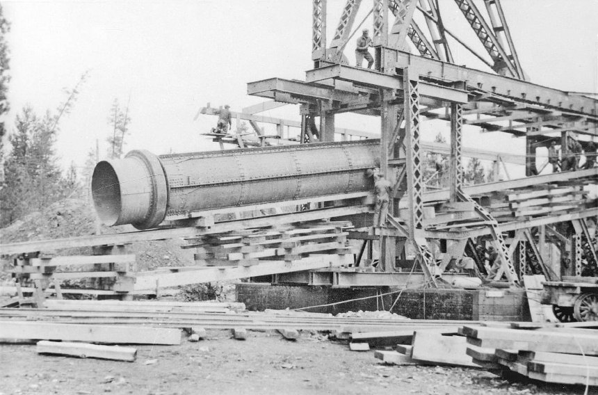 Sumpter gold dredge No. 3 under construction