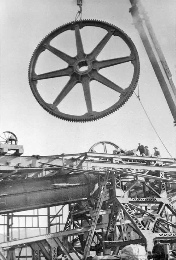 Sumpter gold dredge No. 3 under construction